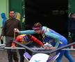 Ancuța Bodnar și Simona Radiș fac măsurători cu o ruletă sub ochii antrenorului Marcus Despina FOTO Dumitru Angelescu