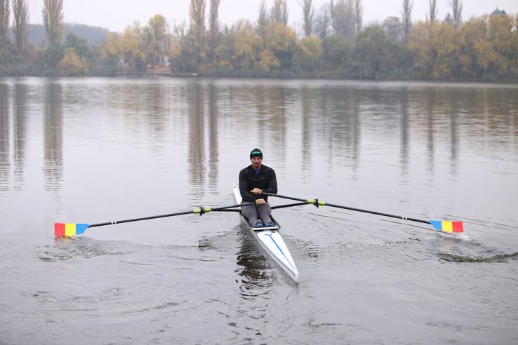 Marius Cozmiuc, campion mondial și european, la primele lovituri pe apă în antrenamentul de ieri FOTO Dumitru Angelescu
