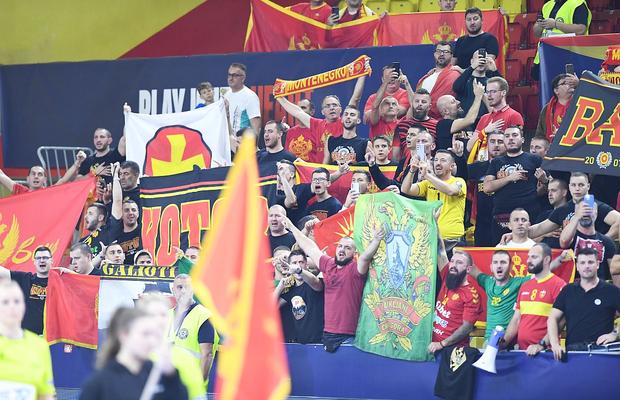 Huiduieli la fiecare atingere și o atmosferă ostilă pentru România în decisivul cu Muntenegru