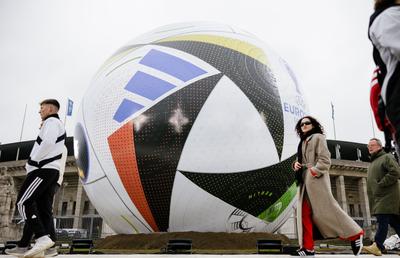 Cu această minge vor juca „tricolorii”, dacă vor reuși calificarea la turneul final din 2024 în Germania!
