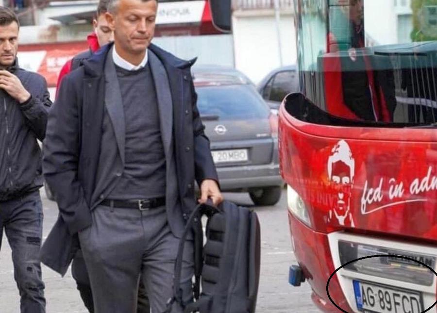 Autocarul lui Dinamo e înmatriculat pe Argeș / Sursă foto: Facebook Suporterii lui Dinamo au mai remarcat o anomalie: „Asta e explicația serioasă. Am vrea să le aflăm și pe cele mai puțin serioase”