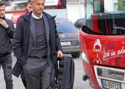 Autocarul lui Dinamo e înmatriculat pe Argeș / Sursă foto: Facebook