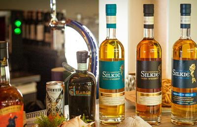 Ce tipuri de whisky să alegi pentru evenimente speciale? Pe SmartDrinks.ro găsești o gamă largă de scotch, bourbon sau irish whisky