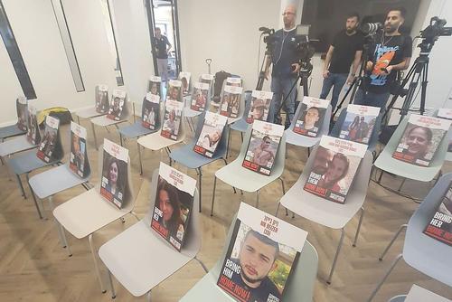 Postere cu ostaticii israelieni luați de Hamas pe 7 octombrie