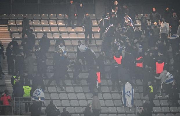 „Meci” a fost și în tribune. Violențe sub privirile președintelui Emmanuel Macron