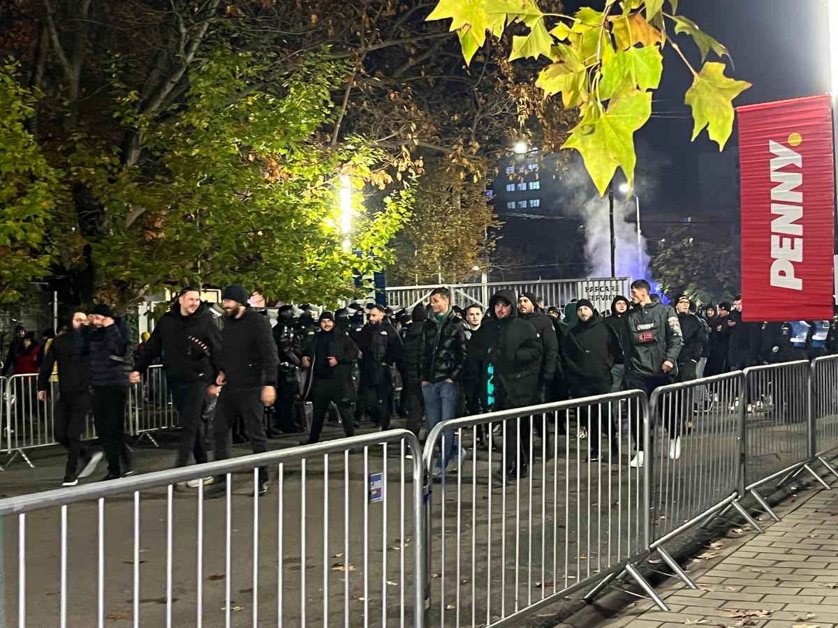 Imagini de neconceput! Mircea Lucescu, înjurat de ultrași, cu câteva minute înainte de România - Kosovo