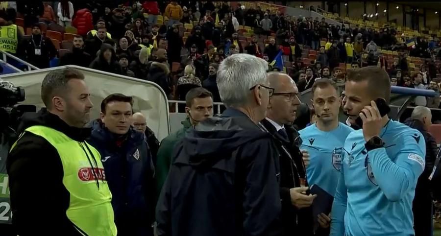 „Centralul” Morten Krogh, vorbind la telefon, în timp ce aștepta ca fotbaliștii kosovari să revină pe teren România - Kosovo » Deznodământ după o oră de așteptare pe Arena Națională: meci abandonat definitiv