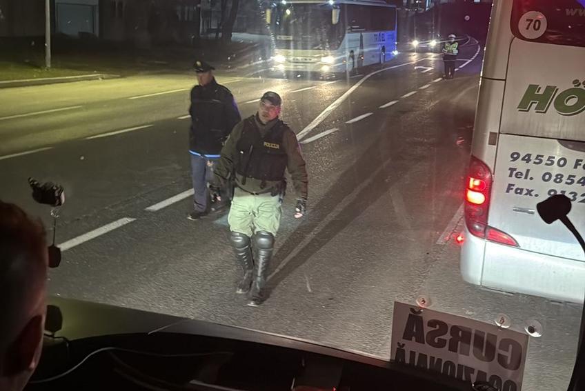 600 de fani români acuză că sunt BLOCAȚI de forțele armate din Bosnia