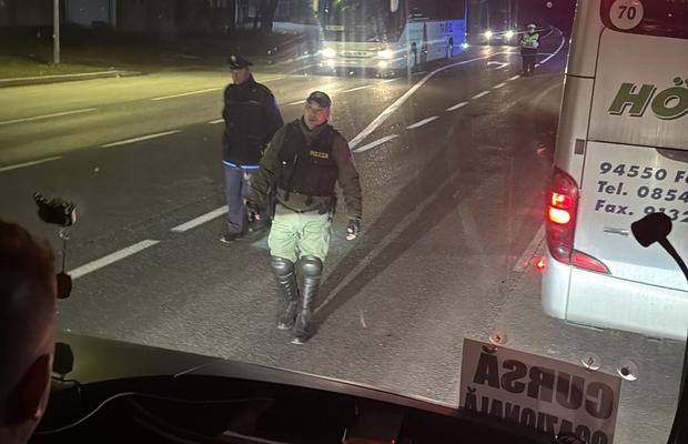 Peste 500 de fani români acuză că sunt BLOCAȚI de autoritățile din Bosnia: „Ne-au dat jos din autocare, nu ne-au lăsat la meci!”