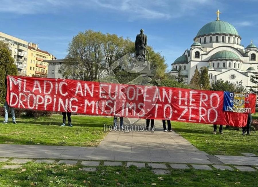 Pe banner ar fi apărut mesajul „Mladic erou european, i-a redus pe musulmani la zero”. // FOTO: sportsport.ba „Rețele care cultivă ură etnică și se revendică politic” » Secretarul Comisiei pentru politică externă intervine în scandalul bannerului ultrașilor dinamoviști, pro-Ratko Mladic: „Gest iresponsabil, toleranță zero”