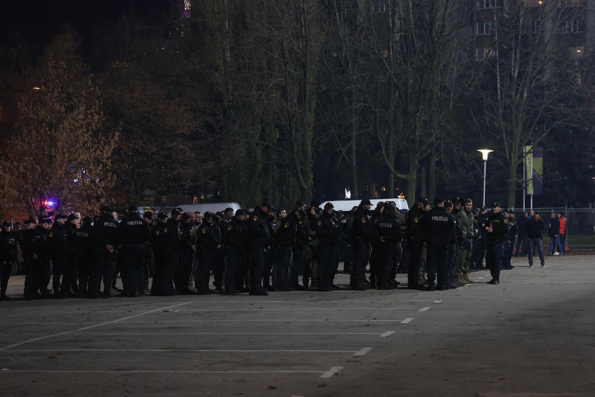 Bișnițarii roiesc la stadion! Cât costă un bilet, cu două ore înainte de Bosnia - România