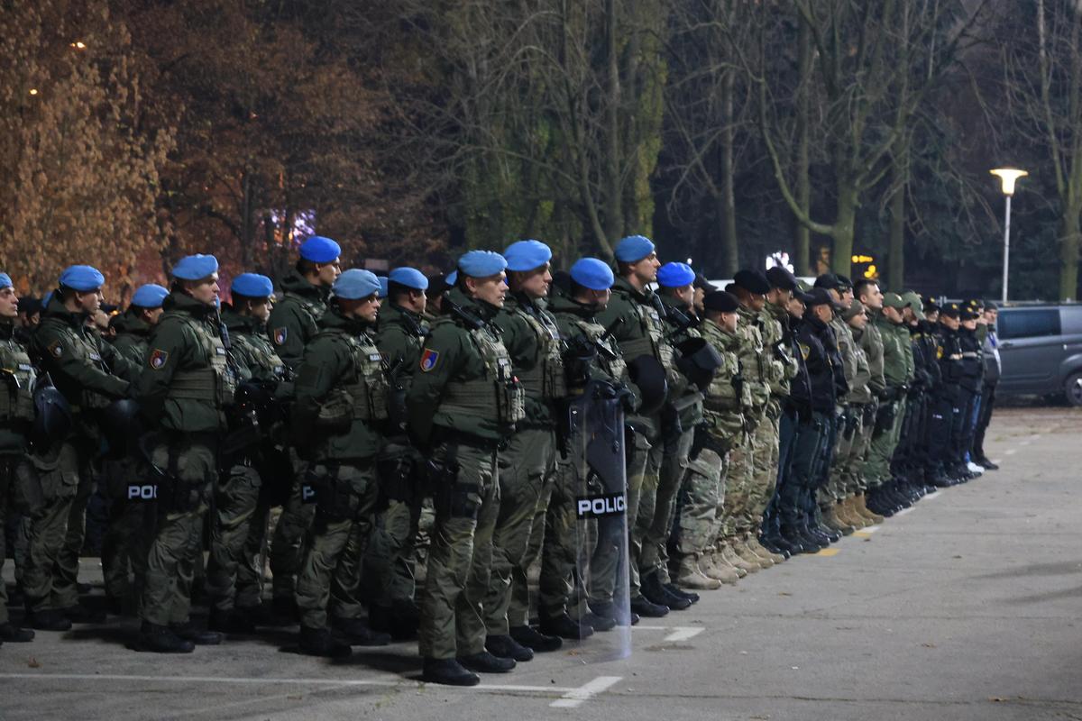 Bișnițarii roiesc la stadion! Cât costă un bilet, cu două ore înainte de Bosnia - România