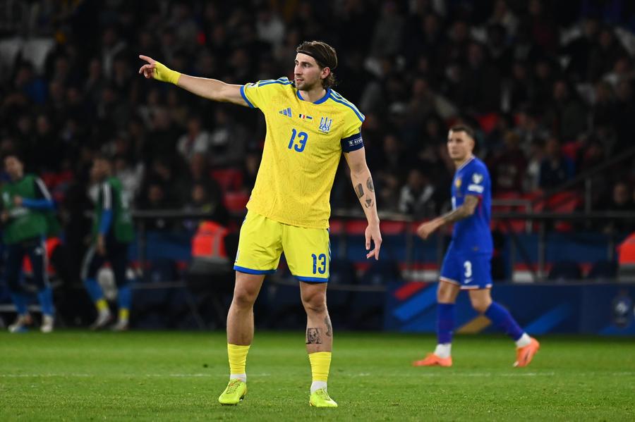 Zabarnyi, jucând pentru Ucraina // foto: Imago Images Fotbalistul promovat de Lucescu a stârnit furie pentru că a salutat un coleg: „Cum să dai mâna cu dușmanul?!”