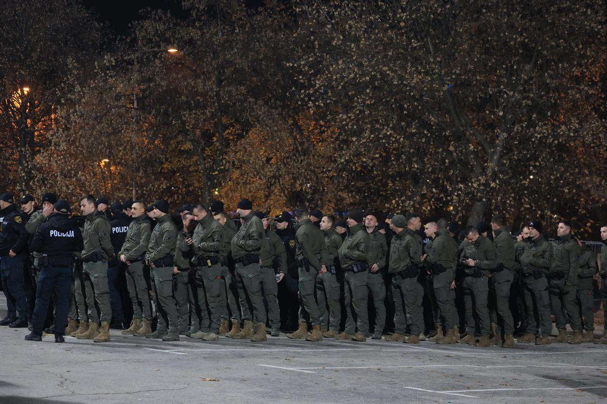 Bișnițarii roiesc la stadion! Cât costă un bilet, cu două ore înainte de Bosnia - România