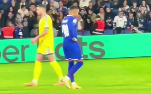 Kylian Mbappe deteriorează intenționat punctul de la 11 metri pentru a-l „ajuta” pe executantul penalty-ului să execute prost / Foto: Facebook footballfun