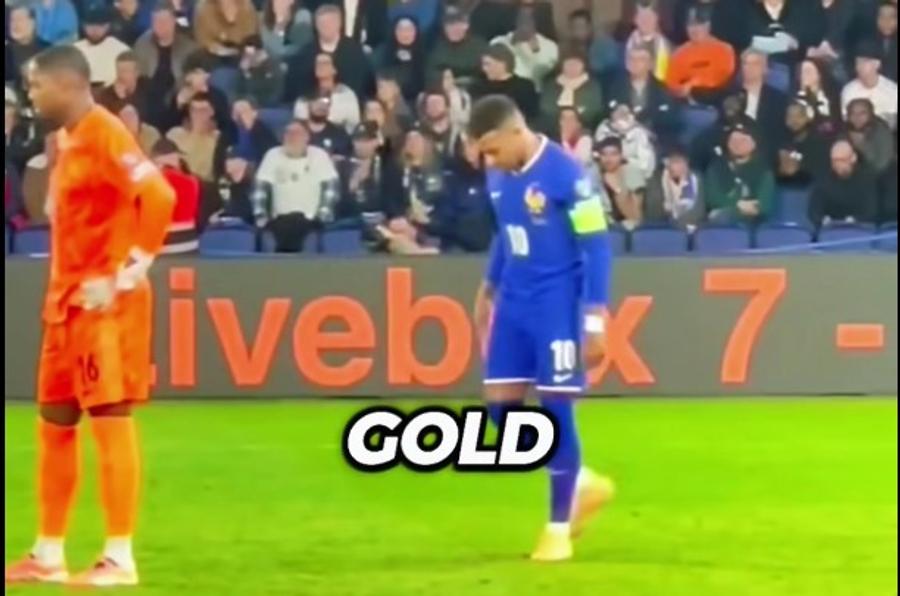 Kylian Mbappe și-a înfipt vârful ghetelor în iarba de lângă punctul de la 11 metri din careul Ucrainei / Foto: Facebook Footballfun I-au prins trucul secret al lui Kylian Mbappe! » Cum își ajută echipa să nu primească gol din penalty