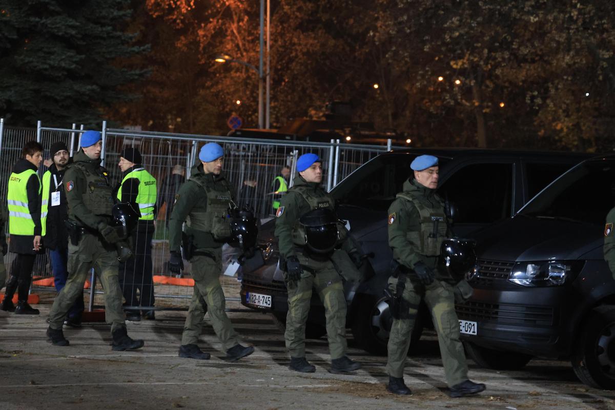 Bișnițarii roiesc la stadion! Cât costă un bilet, cu două ore înainte de Bosnia - România
