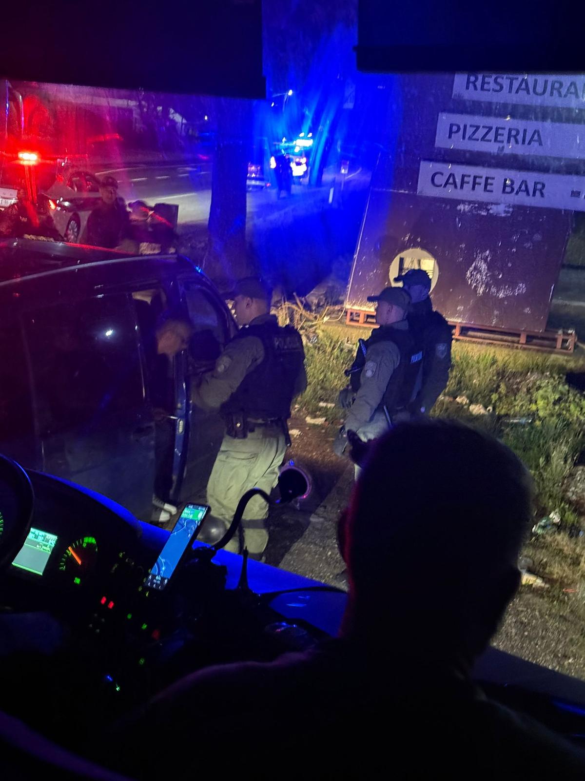 Peste 500 de fani români acuză că sunt BLOCAȚI de autoritățile din Bosnia: „Ne-au dat jos din autocare, nu ne-au lăsat la meci!”