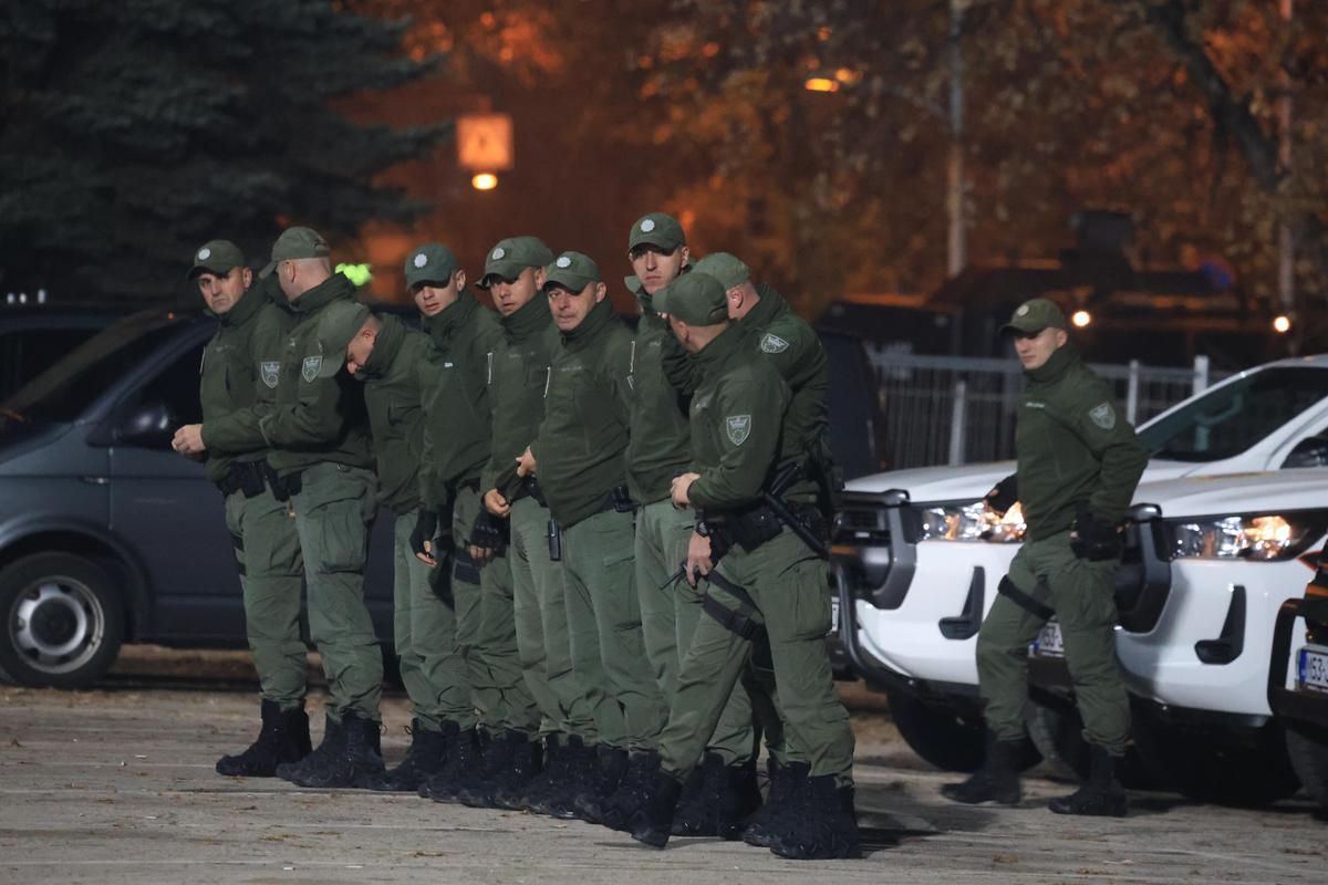 Bișnițarii roiesc la stadion! Cât costă un bilet, cu două ore înainte de Bosnia - România