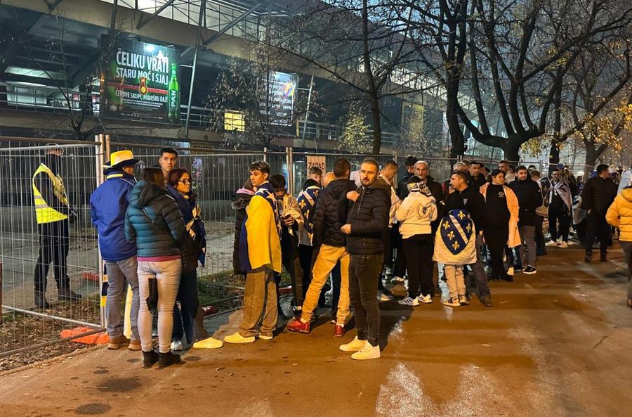 S-au format cozi la intrarea în stadionul de la Zenica Bosnia - România 3-1 » Tragedia fotbalistică de la Zenica » România are o repriză de coșmar, pierde cu Bosnia și ajunge 100% în ULTIMA urnă la barajul pentru CM! Ce va face Lucescu?