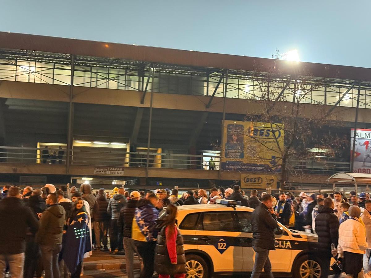 Scandal de proporții înainte de Bosnia - România: „Interziceți românii pe stadion! Escortați-i afară din țară!” » De vină e un banner scandalos pe care ultrașii dinamoviști l-ar fi afișat la Belgrad
