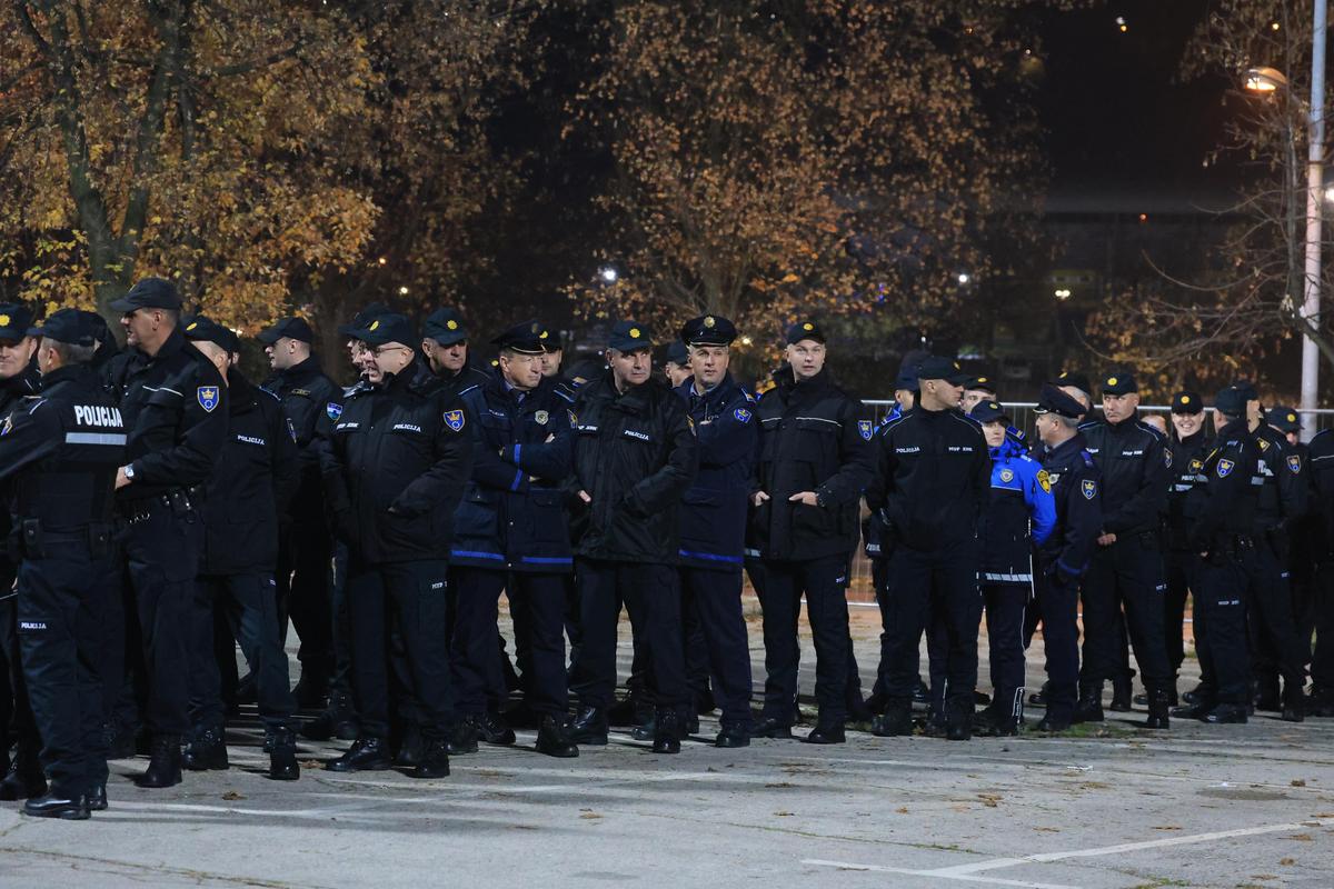 Măsuri de securitate nemaivăzute pentru Bosnia - România » Imaginile surprinse de reporterii GSP: soldații, instrucție în fața stadionului