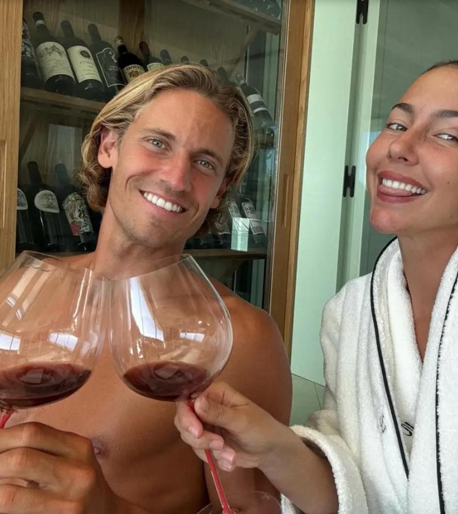 Marcos Lllorente, degustând un pahar de vin din bogata sa colecție Stilul de viață excentric al internaționalului Spaniei: „Pe așa ceva dau eu banii, nu pe ceasuri!” » Ce dietă a adoptat