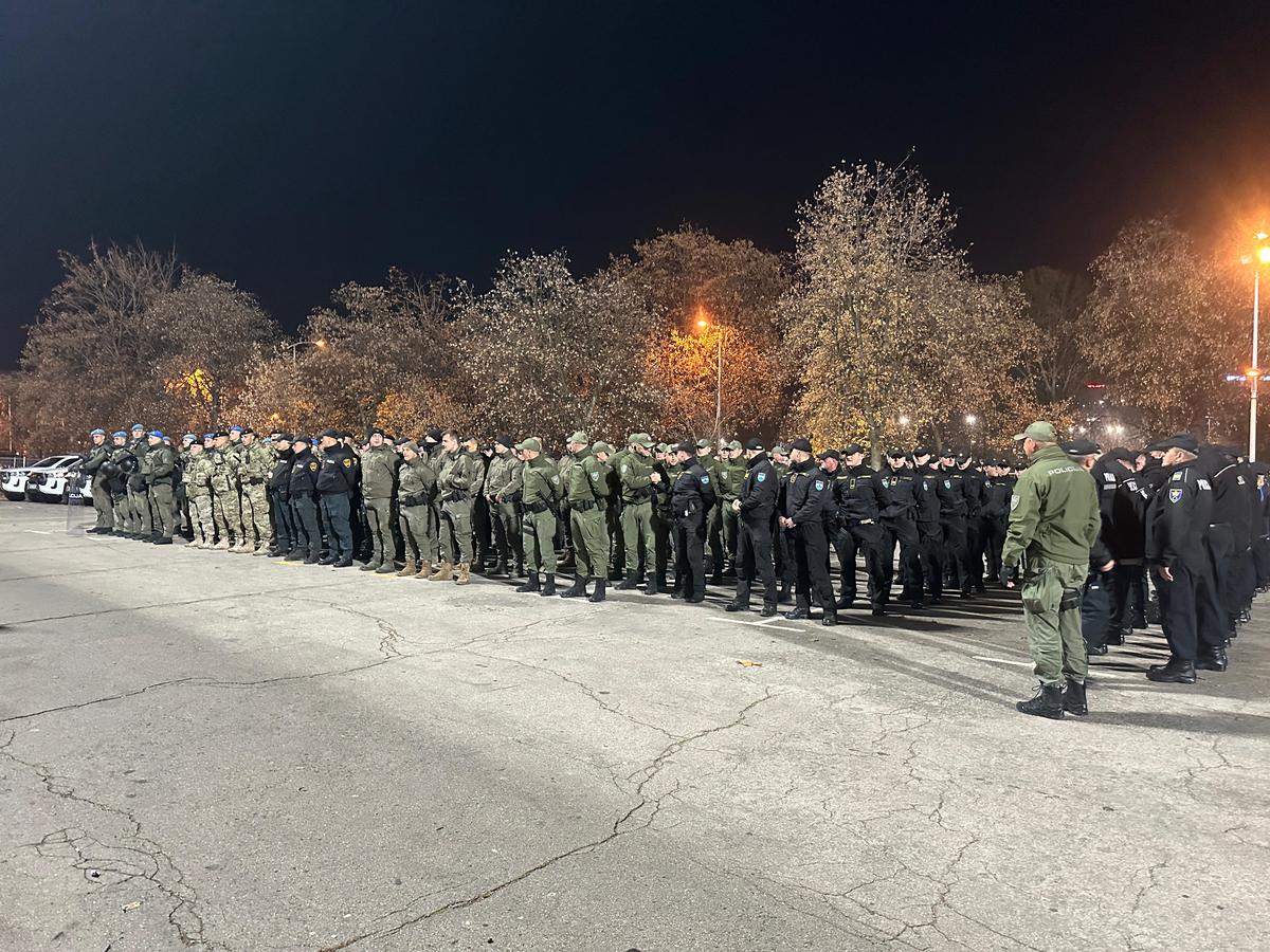 Bișnițarii roiesc la stadion! Cât costă un bilet, cu două ore înainte de Bosnia - România