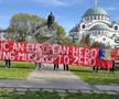 Pe banner ar fi apărut mesajul „Mladic erou european, i-a redus pe musulmani la zero”.