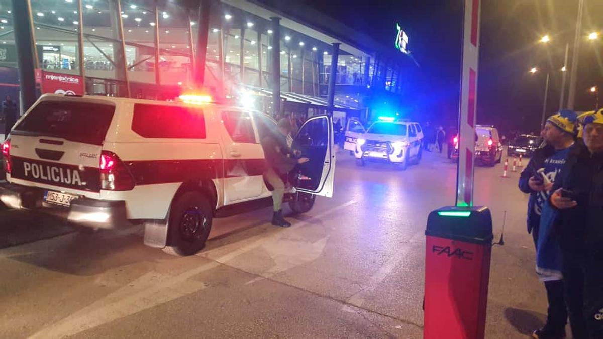 Scandal de proporții înainte de Bosnia - România: „Interziceți românii pe stadion! Escortați-i afară din țară!” » De vină e un banner scandalos pe care ultrașii dinamoviști l-ar fi afișat la Belgrad