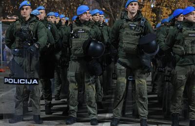 Măsuri de securitate nemaivăzute pentru Bosnia - România » Imaginile surprinse de reporterii GSP: soldații, instrucție în fața stadionului