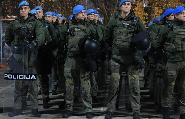 Măsuri de securitate nemaivăzute pentru Bosnia - România » Imaginile surprinse de reporterii GSP: soldații, instrucție în fața stadionului