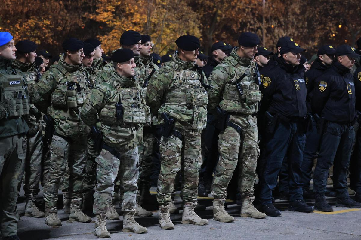 Bișnițarii roiesc la stadion! Cât costă un bilet, cu două ore înainte de Bosnia - România