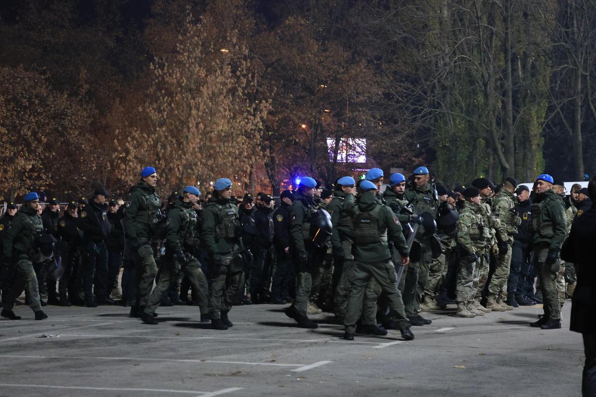 Bișnițarii roiesc la stadion! Cât costă un bilet, cu două ore înainte de Bosnia - România
