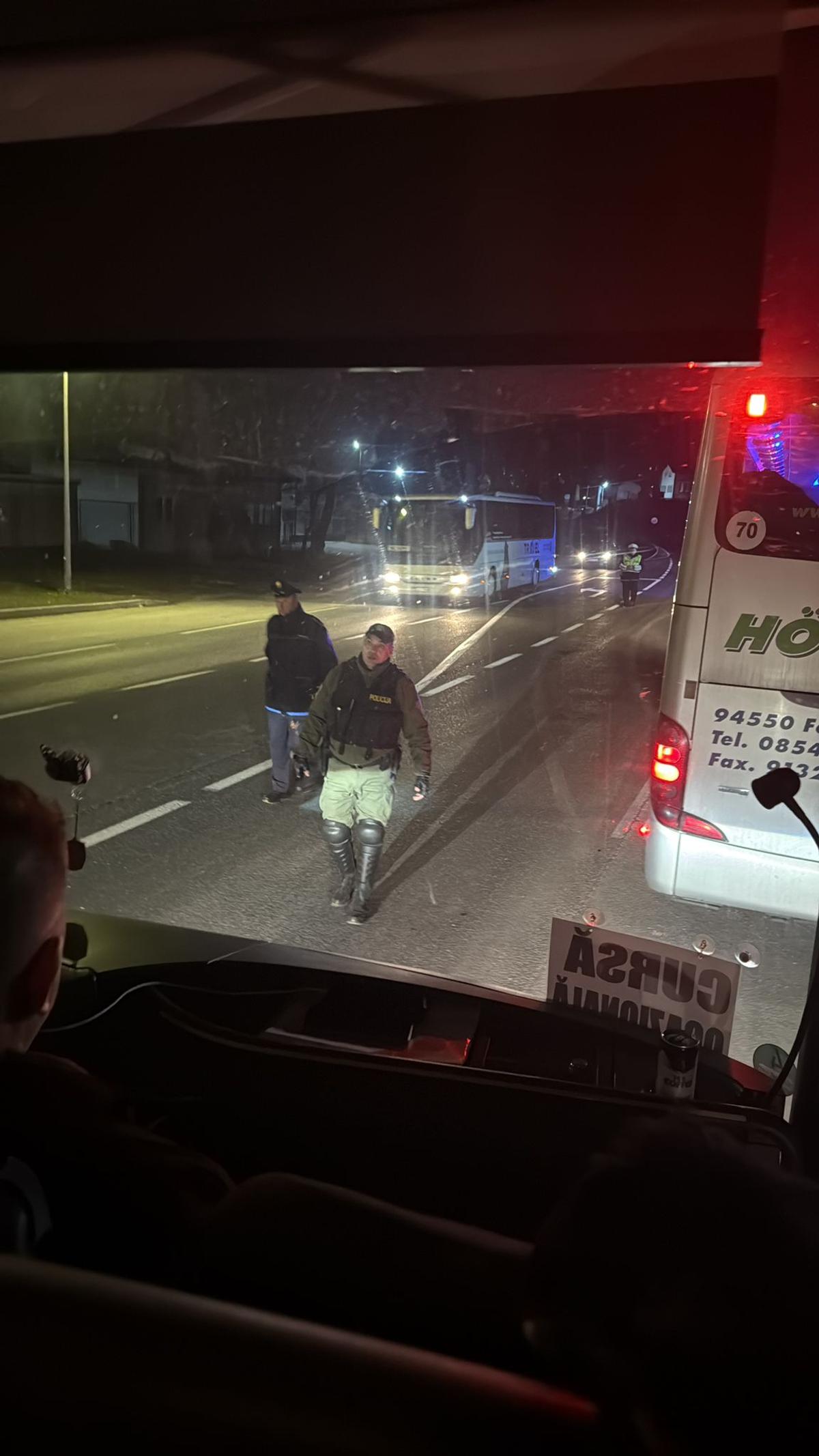 Peste 500 de fani români acuză că sunt BLOCAȚI de autoritățile din Bosnia: „Ne-au dat jos din autocare, nu ne-au lăsat la meci!”