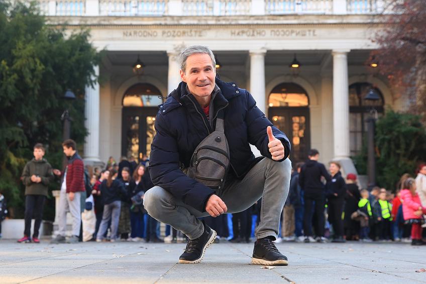Mihai Mateescu, în fața Teatrului Național din Sarajevo FOTO: Ionuț Iordache (GSP)