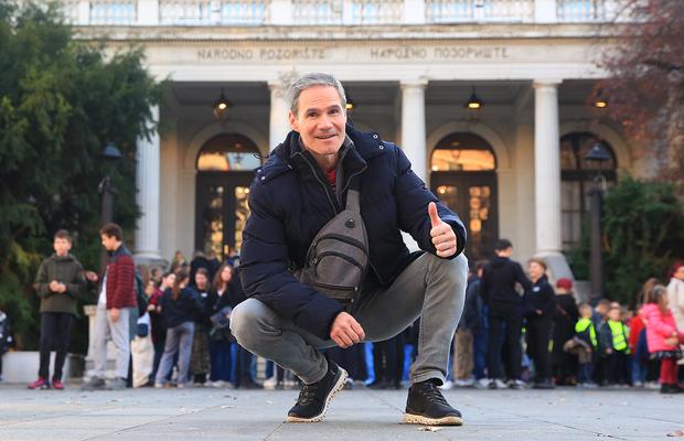 Românul care a ajuns o legendă în Sarajevo, după ce dormea în vestiarul teatrului din Cluj: „Aici plătesc doar 30 de euro chirie!”