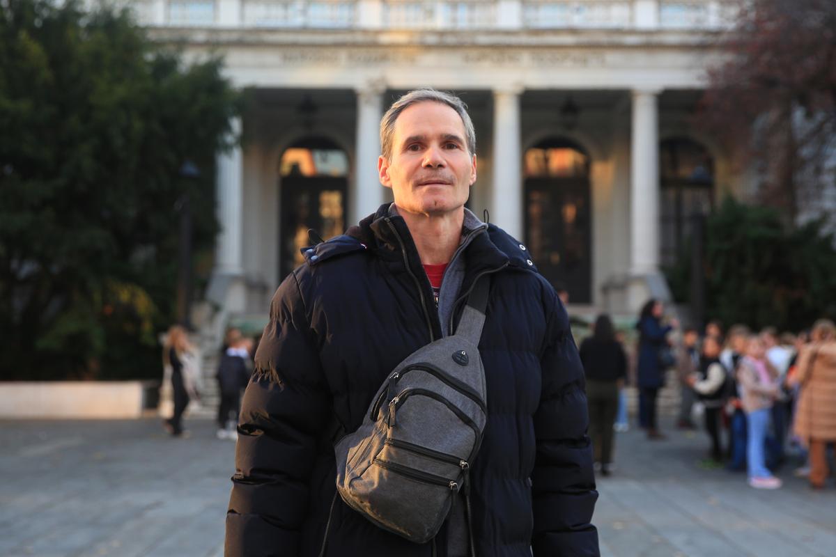 Românul care a ajuns o legendă în Sarajevo, după ce dormea în vestiarul teatrului din Cluj: „Aici plătesc doar 30 de euro chirie!”