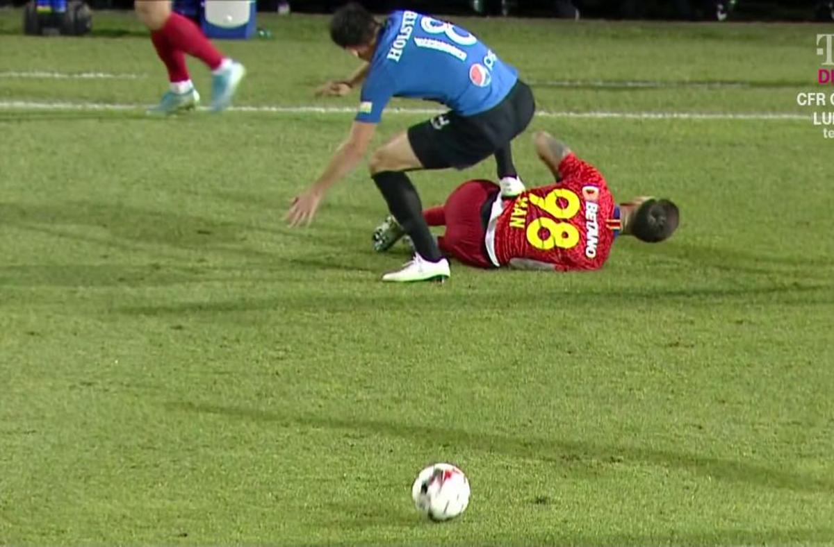 Viitorul - FCSB 0-2 // FOTO Atac înfiorător: Andrei Artean și-a înfipt crampoanele în Dennis Man! Era de „roșu”?