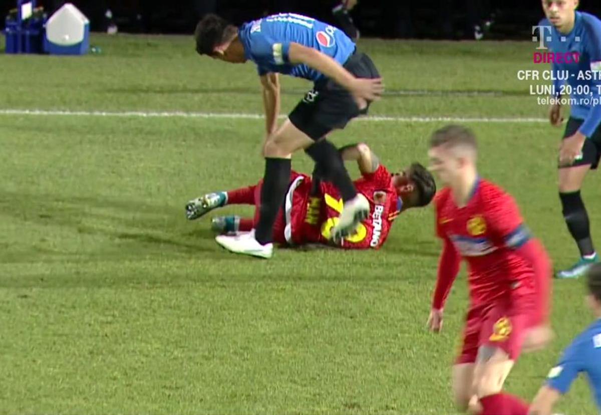 Viitorul - FCSB 0-2 // FOTO Atac înfiorător: Andrei Artean și-a înfipt crampoanele în Dennis Man! Era de „roșu”?
