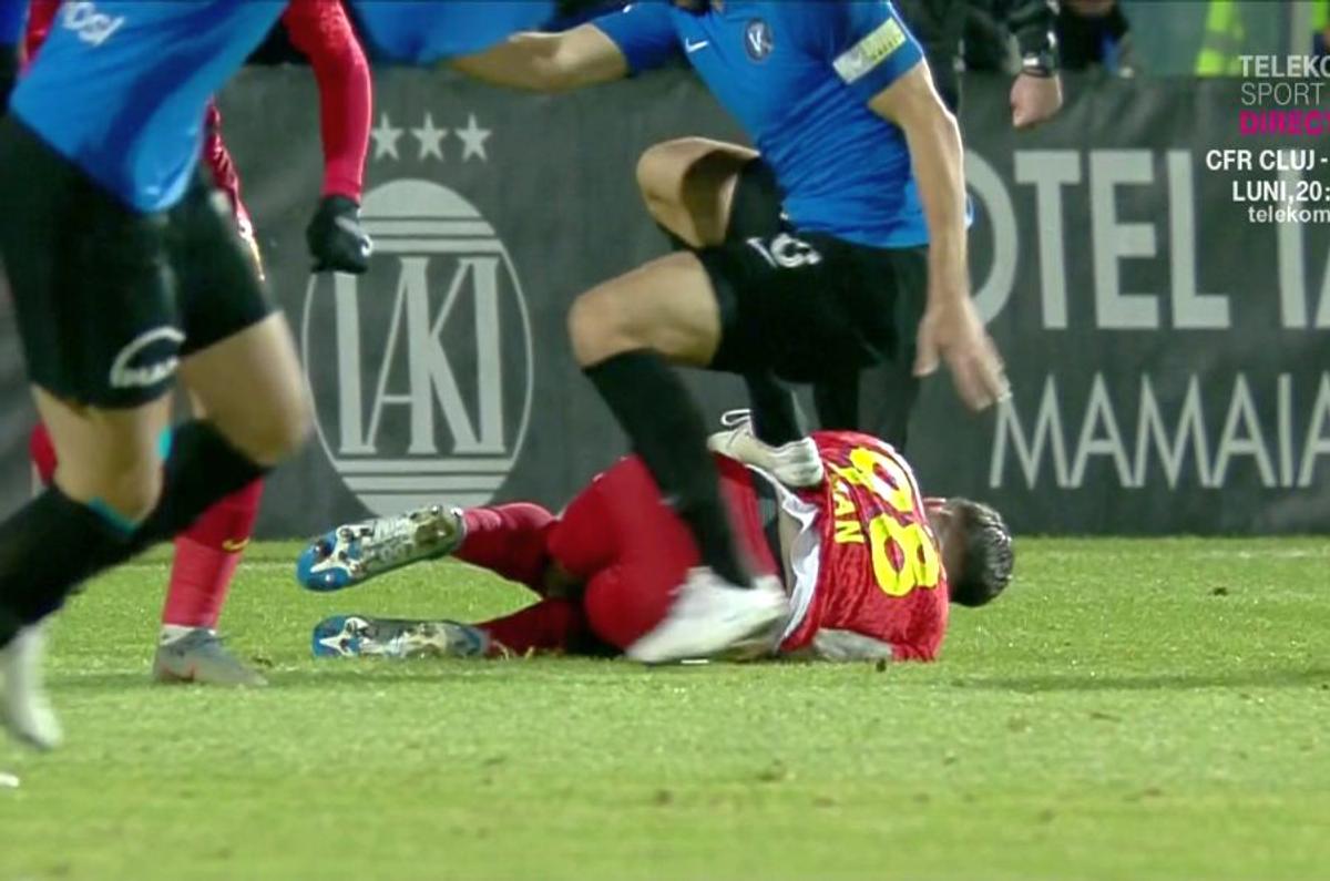 Viitorul - FCSB 0-2 // FOTO Atac înfiorător: Andrei Artean și-a înfipt crampoanele în Dennis Man! Era de „roșu”?