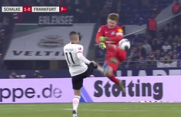 Schalke - Frankfurt 1-0 // VIDEO ȘOCANT! Alexander Nubel i-a scos doi dinți lui Mijat Gacinovic!