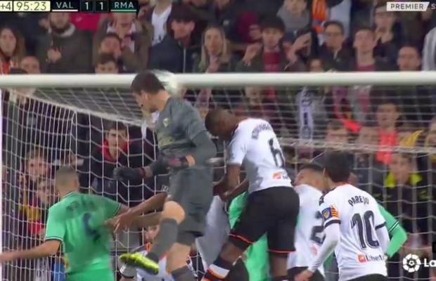 VALENCIA - REAL MADRID 1-1 // Nebunie pe „Mestalla”! Benzema a egalat în minutul 90+5, cu ajutorul lui Courtois, urcat și el la un corner
