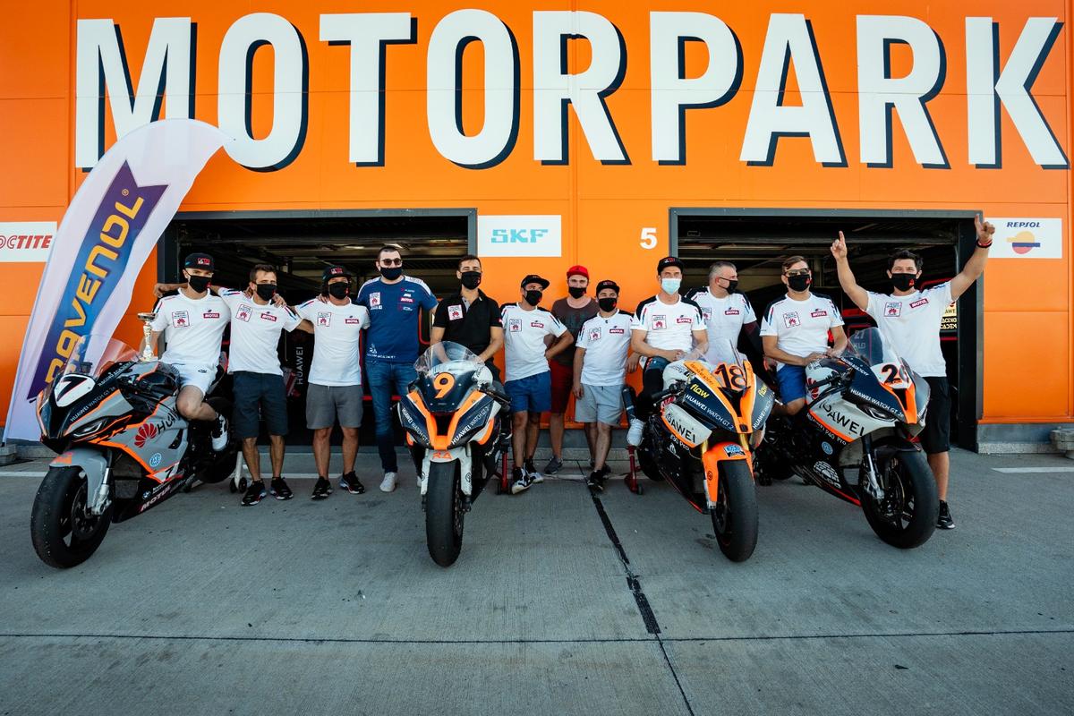 De vorbă cu echipa Racing Academy: Despre performanțele din anul 2020 și dispozitivele care îi ajută să țină pasul cu toate provocările