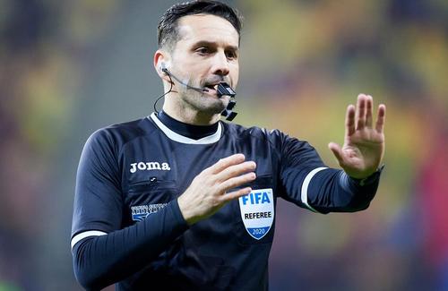 Colțescu, 43 de ani, a absolvit Facultatea de Electromecanică, a promovat în Liga 1 ca arbitru în 2003