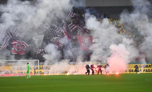 FCSB - Rapid. Un fan al giuleștenilor s-a „remarcat” înaintea derby-ului cu o eroare gramaticală pe fularul cu care se mândrea în timpul unui interviu televizat.
