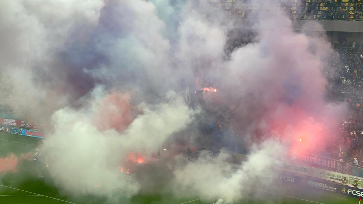 Torțe pe teren la FCSB - Rapid