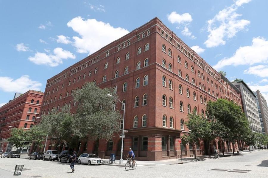 Clădirea care cuprinde penthouse-ul vândut de Hamilton // foto: nypost.com 49,5 milioane de dolari dintr-un foc! Lewis Hamilton a vândut un penthouse de vis în care n-a călcat niciodată