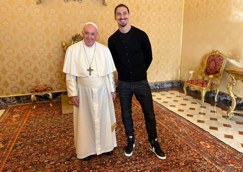 Zlatan Ibrahimovic și Papa Francisc
Foto: twitter/zlatanibrahimovic