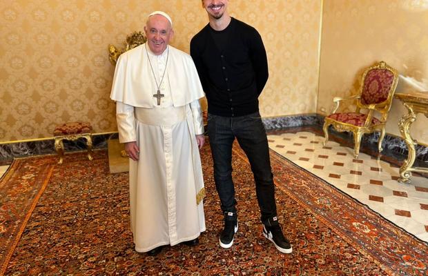 Papa l-a întâlnit pe Zlatan » Ce cadou i-a făcut starul lui Milan: „Cu ăsta fac eu magie!”